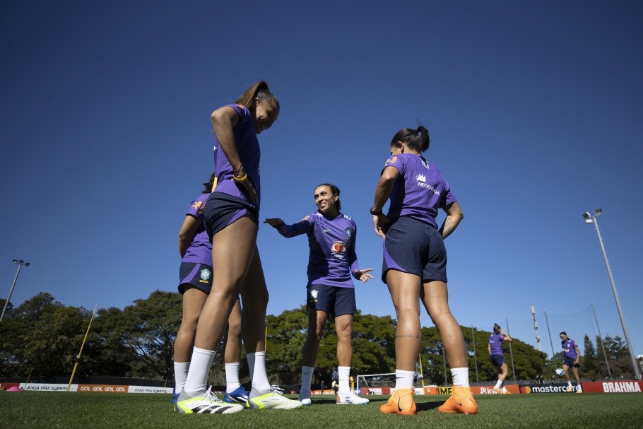 Treino da Seleção Feminina Principal na Gold Coast. Kathellen, Marta e Debinha