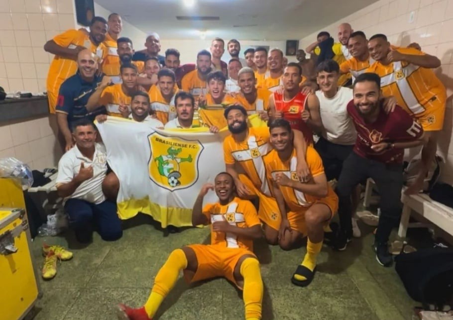 Jogadores do Brasiliense comemoram classificação às quartas da Copa Verde