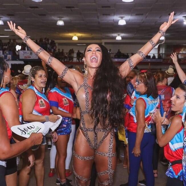 Gracyanne Barbosa em ensaio antes do carnaval