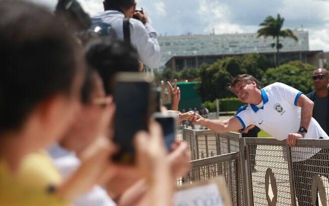 Presidente Jair Bolsonaro participou de ato em Brasília e cumprimentou apoiadores