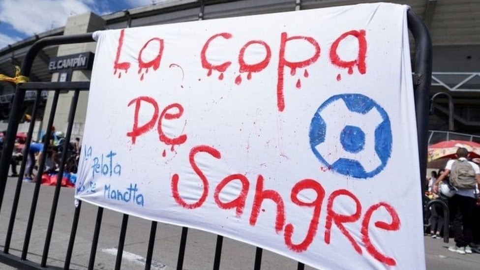 Cartaz na Argentina com os dizeres "A Copa de sangue" escrito com tinta vermelha