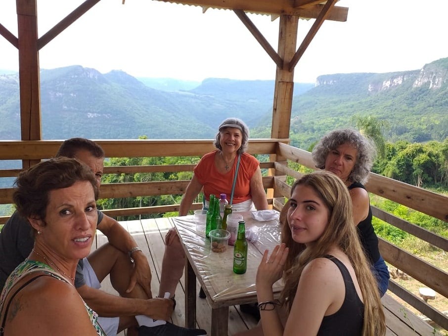 O aposentado Antonio Vicente de Lima, de 67 anos, com a família durante viagem que pagou com o serviço de assinaturas da Montreal Viagens. Foto: Arquivo pessoal