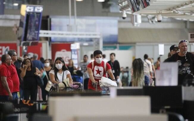 Passageiros vestido máscaras no no Aeroporto Internacional do Rio de Janeiro