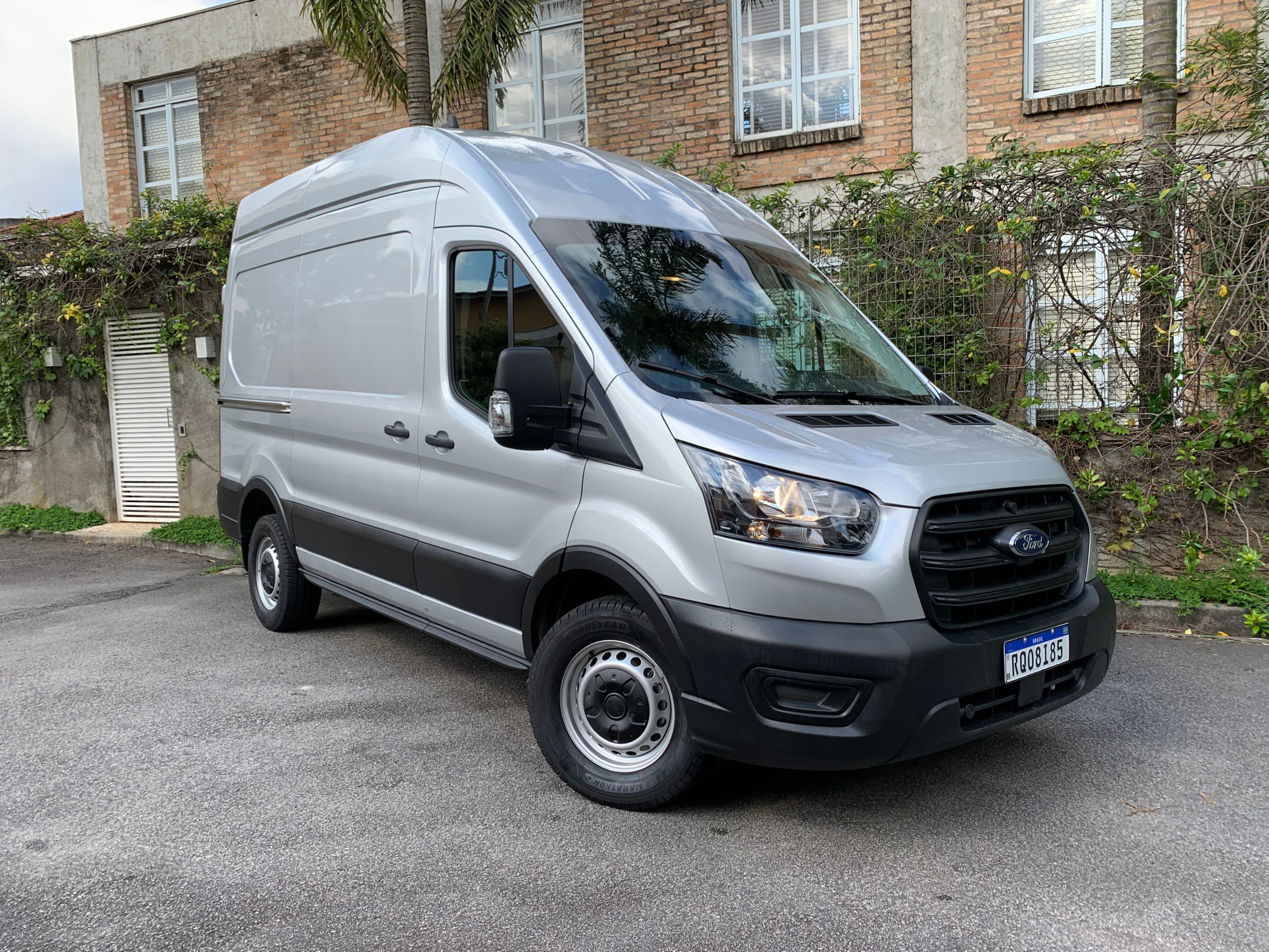 Ford Transit Furgão 2023: Tem características de carro de passeio e ainda cabe muita coisa dentro desse baú. Foto: Guilherme Menezes/ iG Carros