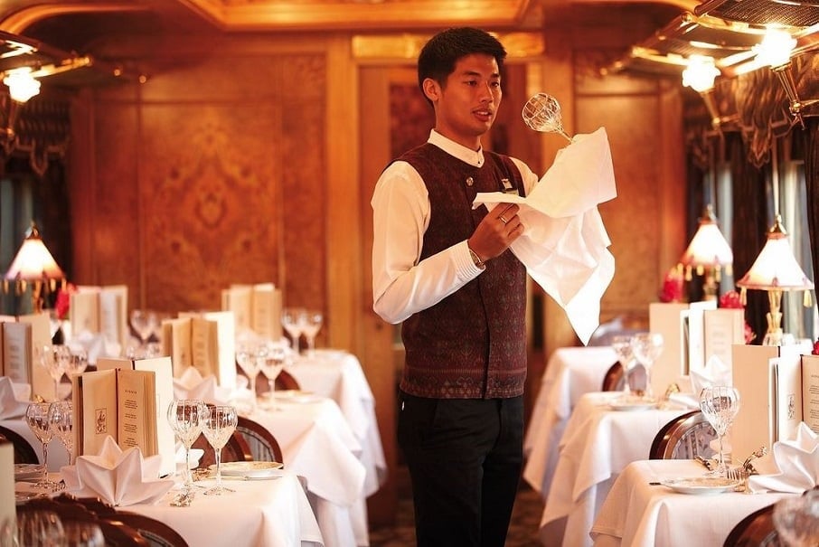 Restaurante do trem de luxo The Eastern & Oriental Express, da Belmond, que faz itinerário no Sudeste Asiático. Foto: Reprodução/Instagram 26.07.2023