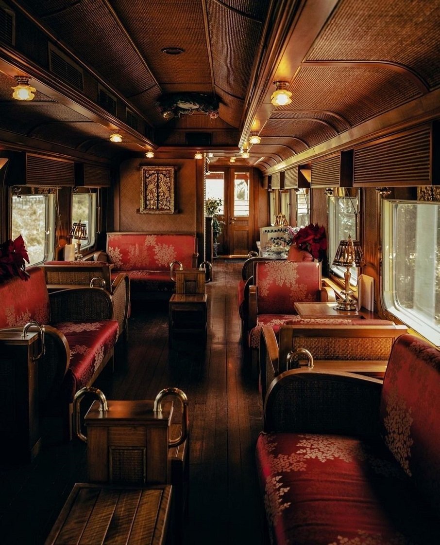 Interior do trem de luxo The Eastern & Oriental Express, da Belmond, que faz itinerário no Sudeste Asiático