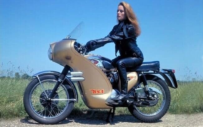 A atriz italiana Luciana Paluzzi na BSA Lightning 1965 equipada com foguetes