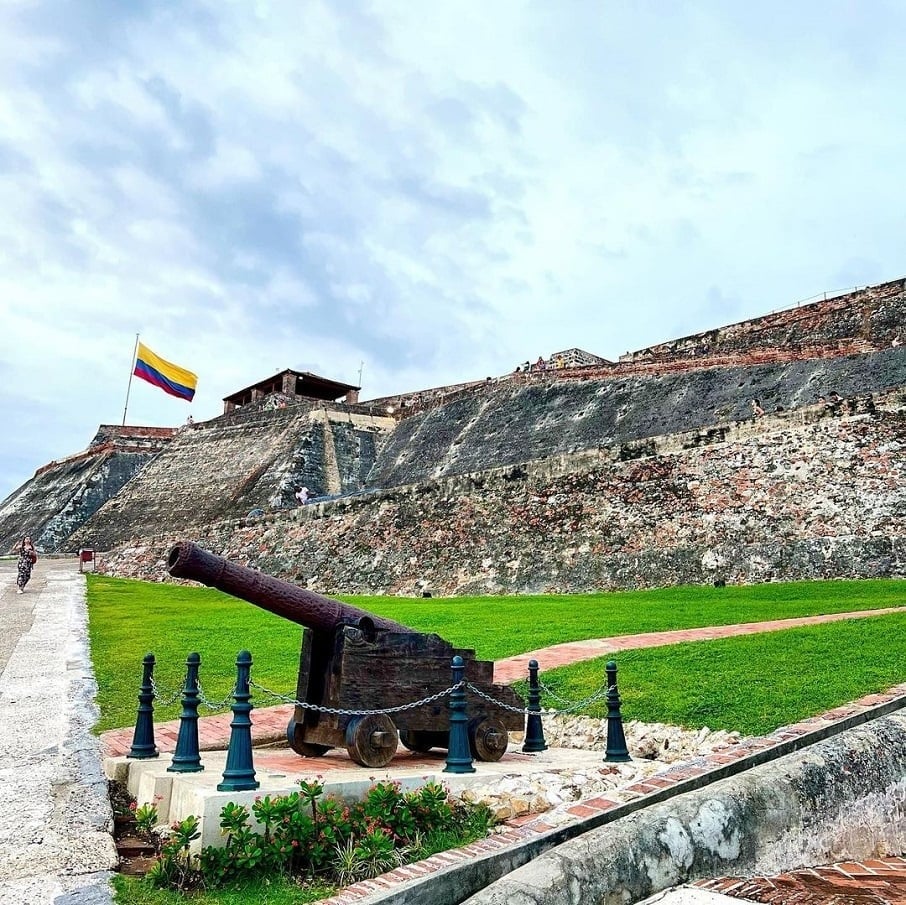 Canhão exposto no Castelo de San Felipe de Barajas, localizado no bairro de no barrio Pie del Cerro, em Cartagena (Colômbia). Foto: Reprodução/Instagram 05.07.2023