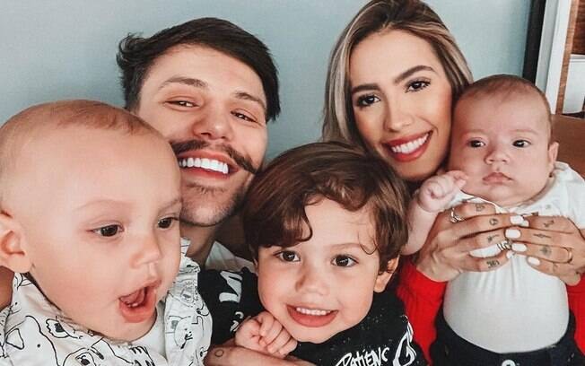 Saulo Poncio e Gabi Brandt com Davi%2C João e José