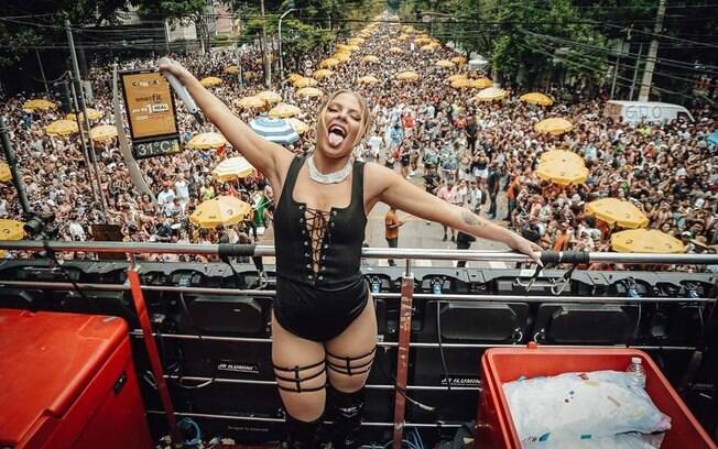 Luisa Sonza em bloco de Carnaval