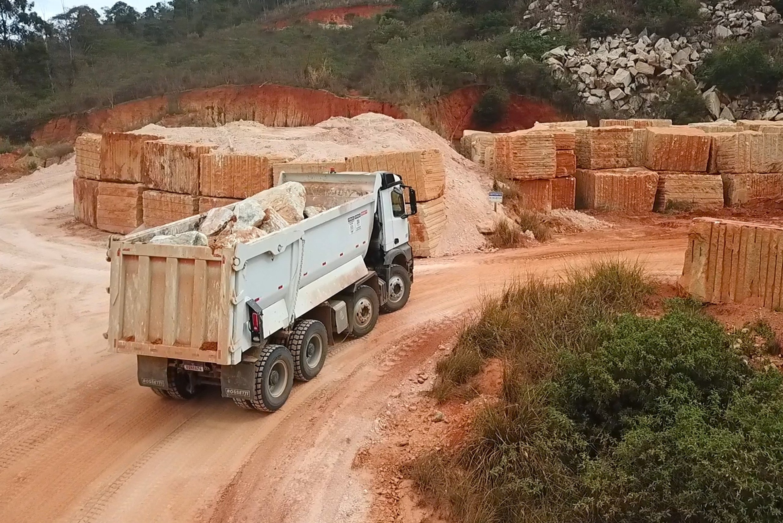 Mercedes-Benz Arocs 8x4. Foto: Divulgação