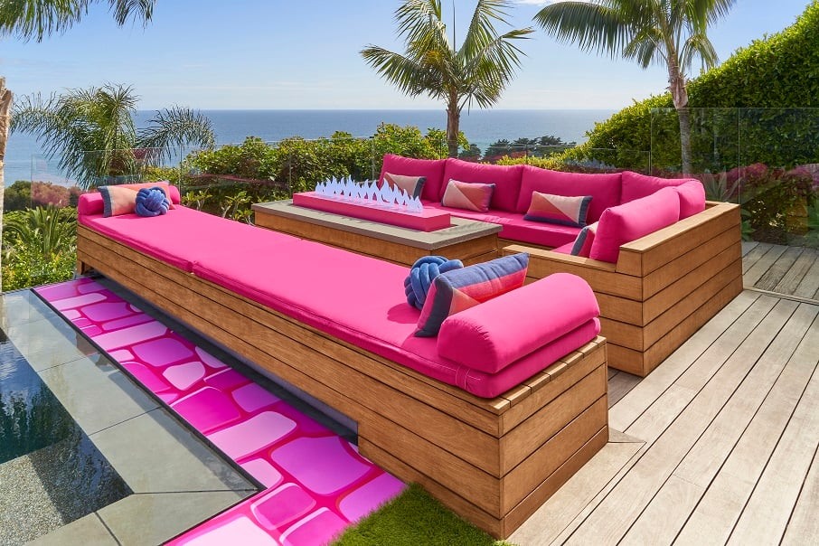 Área da piscina da DreamHouse, a Casa da Barbie, em Malibu, que foi renovada com decoração inspirada no boneco Ken. Foto: Joyce Lee