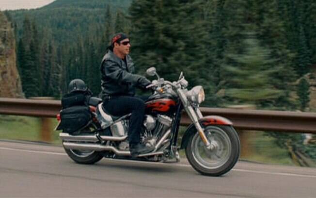 John Travolta pilota uma Harley-Davidson Fat Boy em 