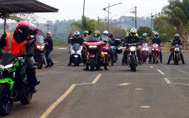 A saída para a avaliação, em um percurso de 10 km para cada motocicleta. Foto: Divulgação