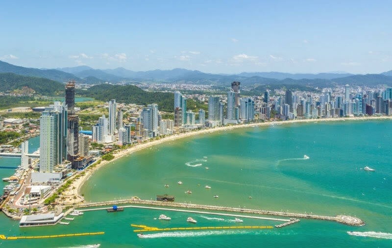 Praia Central, em Balneário Camboriú, está entre as melhores praias do Brasil para curtir o Ano Novo; confira a lista completa. Foto: Divulgação/Hoteis.com