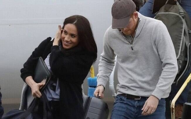 Harry e Meghan desembarcando de avião