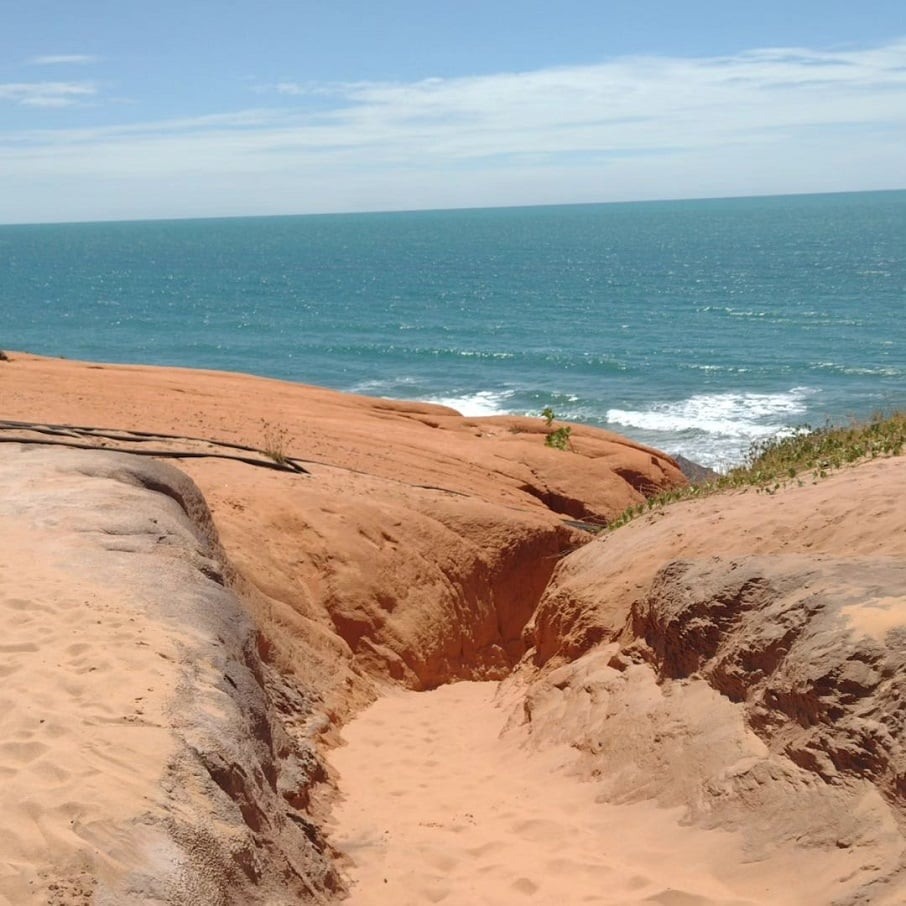 Vista de cima das falésias de Canoa Quebrada (CE). Foto: Reprodução/Instagram 30.06.2023