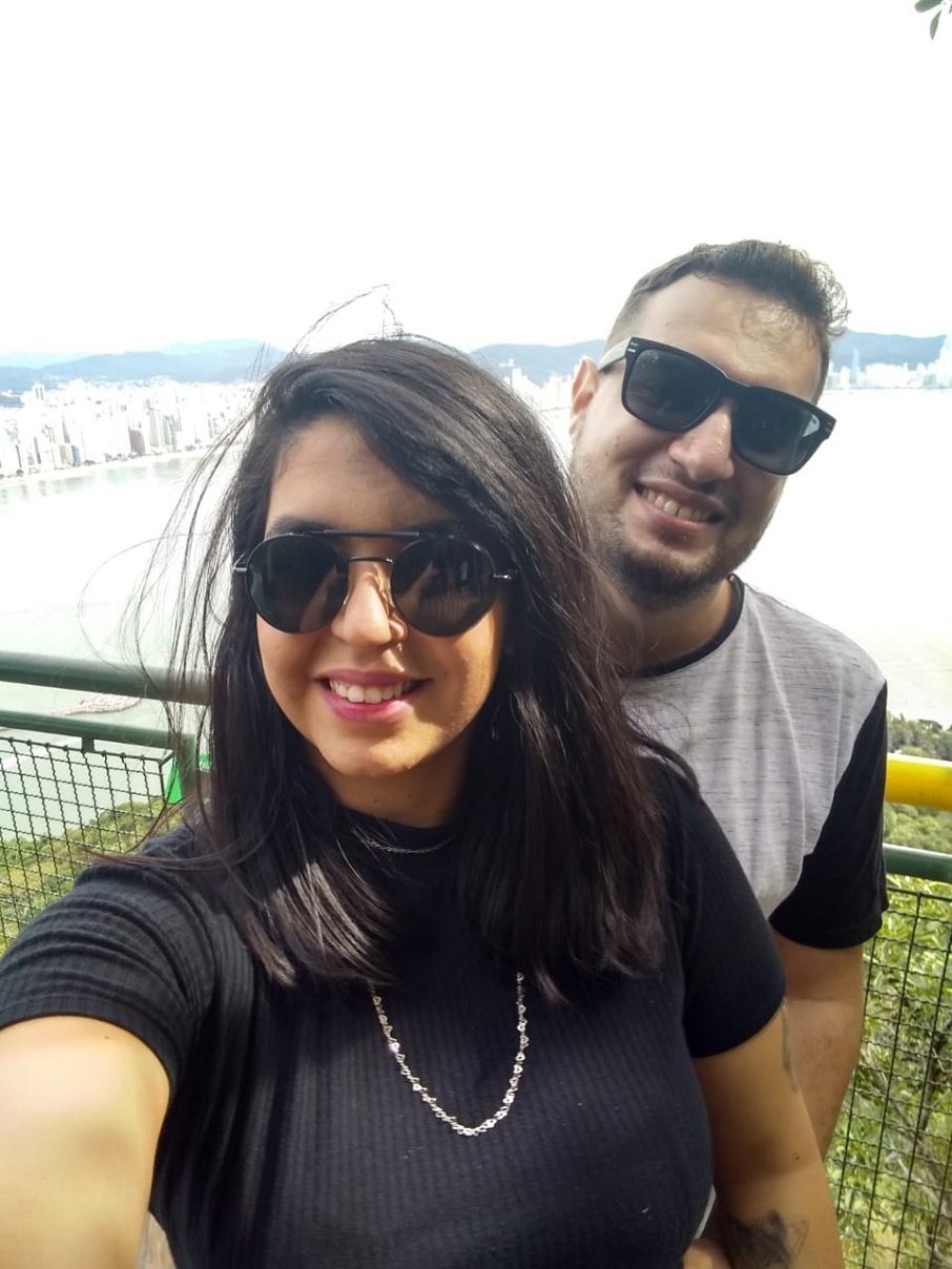 Jessica Lobo Moraes e o marido em Balneário Camboriú (RS).  A viagem foi paga com o serviço de assinaturas da RDC Viagens. Foto: Arquivo pessoal