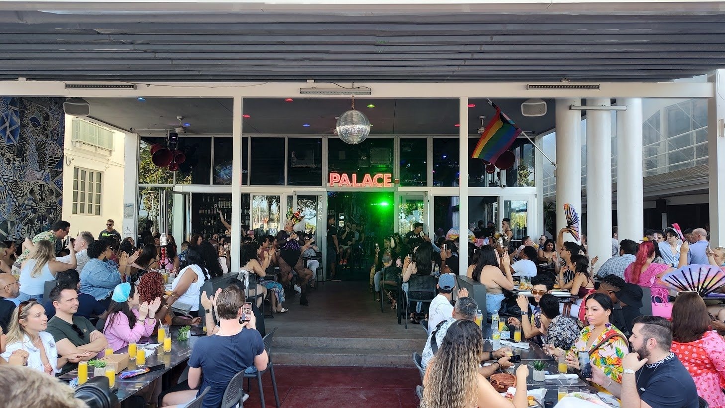 O Palace foi o primeiro bar para o público LGBT em Miami Beach