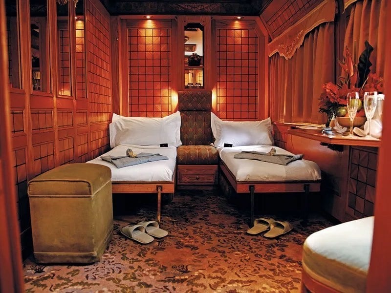 Quarto do trem de luxo The Eastern & Oriental Express, da Belmond, que faz itinerário no Sudeste Asiático. Foto: Reprodução/Instagram 26.07.2023