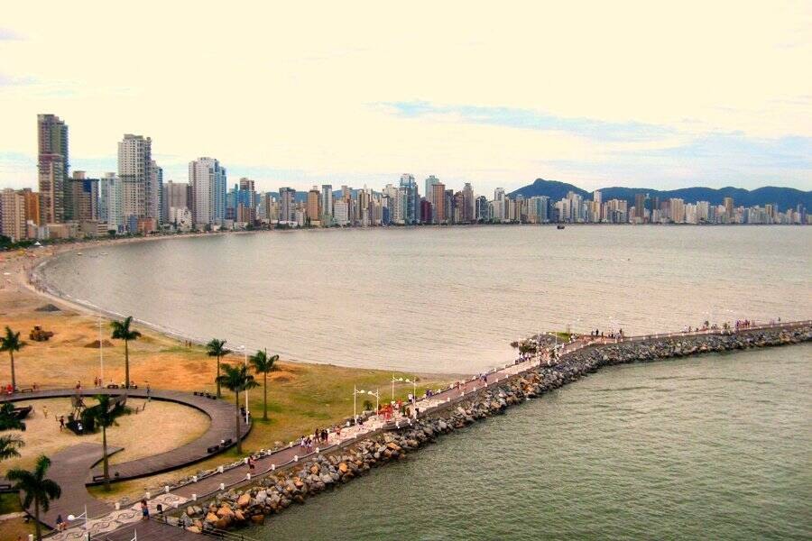 Passar o carnaval na praia de Balneário Camboriú é outra alternativa para os fãs da região Sul do Brasil. Foto: Reprodução/Flickr