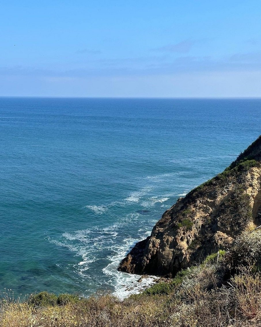 Vista para do Point Dume para o Oceano Pacífico, em Malibu, na Califórnia (EUA). Foto: Reprodução/Instagram 21.07.2023