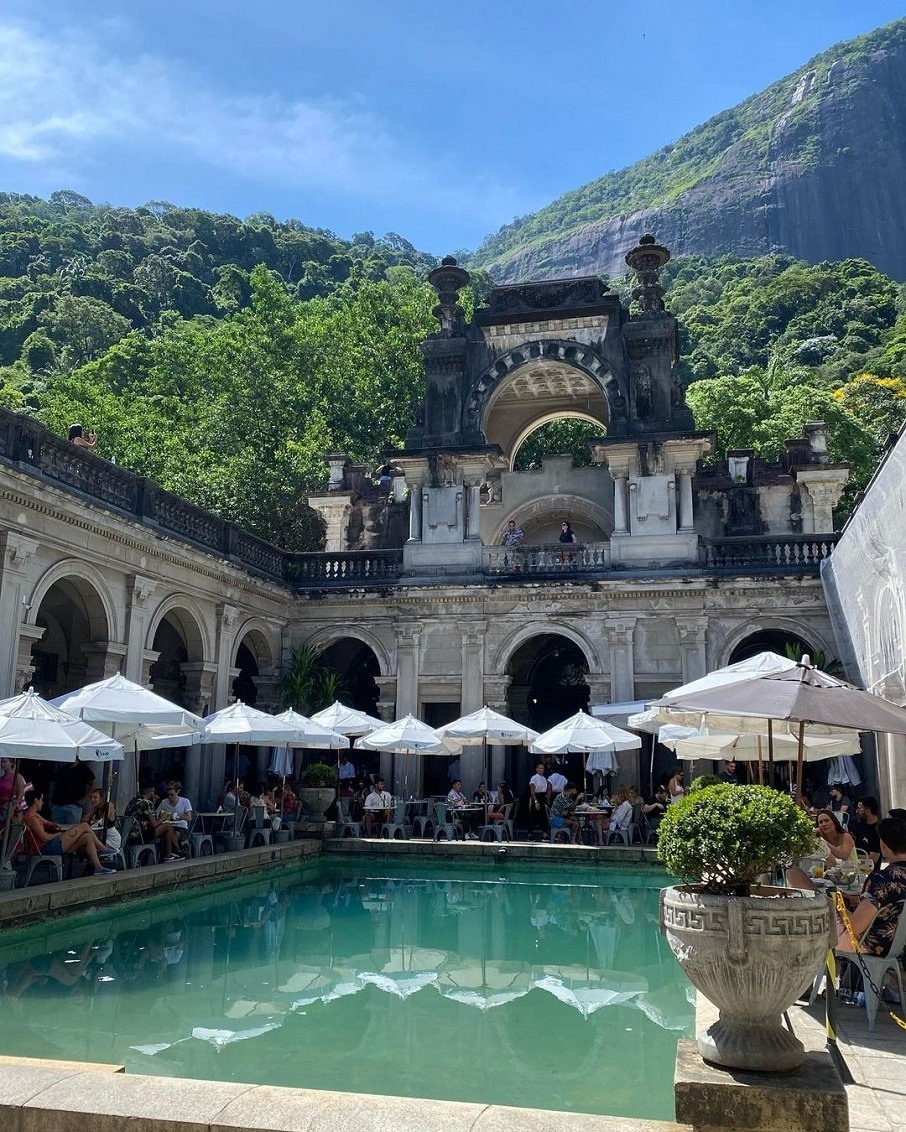 Área do palecete onde está o restaurante e a piscina do Parque Lage, no Jardim Botânico, no Rio