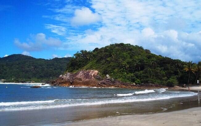 A praia das conchas é conhecida por ser limpa e muito bonita