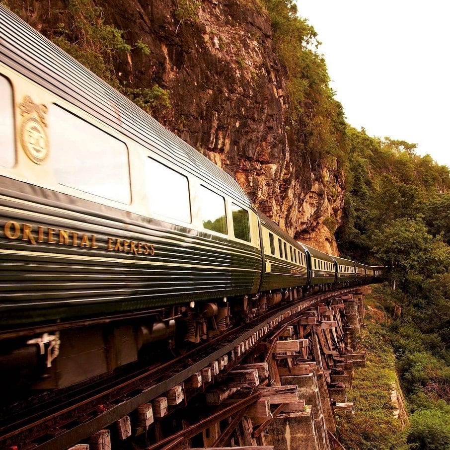 O trem de luxo The Eastern & Oriental Express, da Belmond, que faz itinerário no Sudeste Asiático. Foto: Reprodução/Instagram 26.07.2023