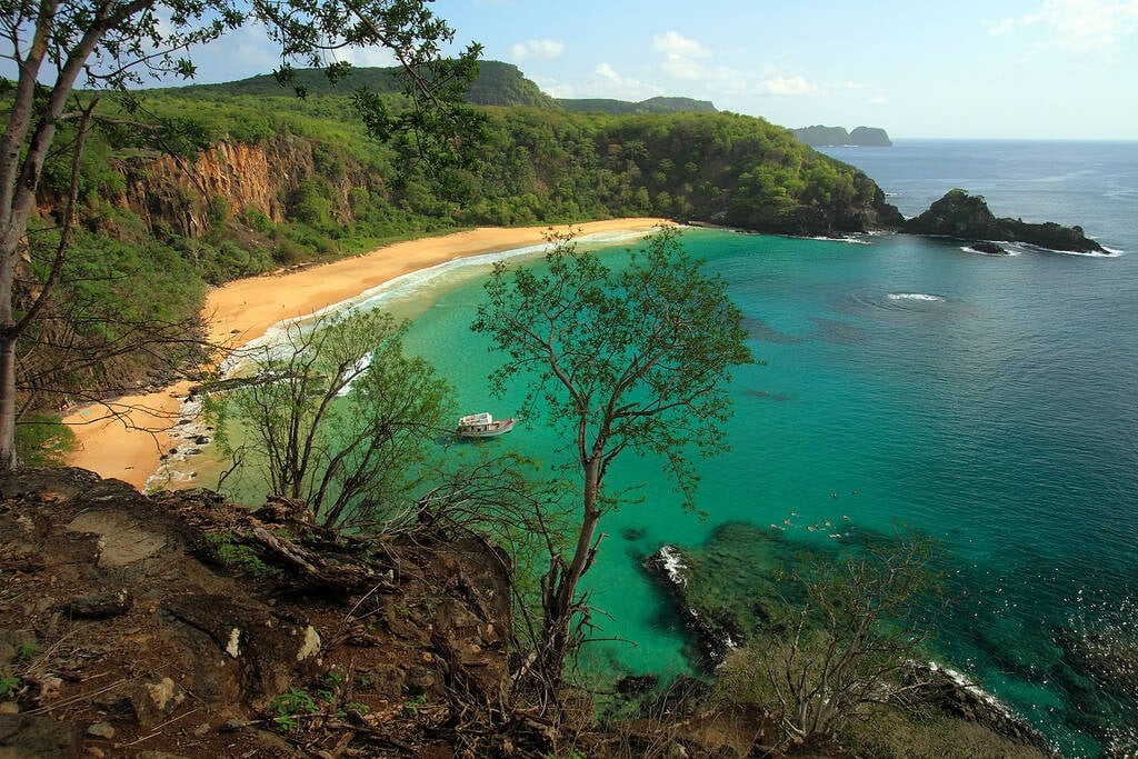 Água clarinha dá ares de Caribe a Fernando de Noronha