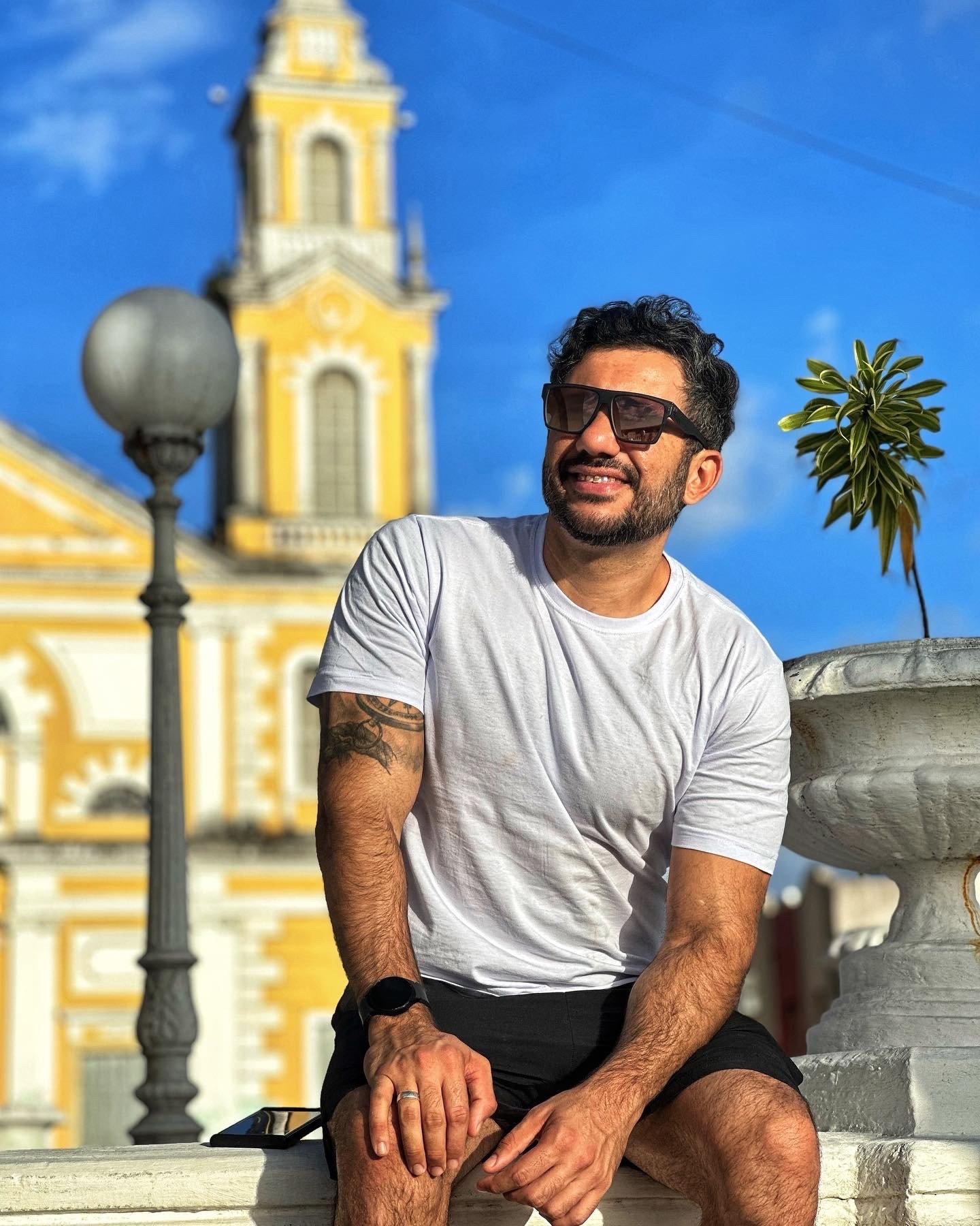 Vitor Vianna se diverte nos pontos turísticos de João Pessoa, na Paraíba