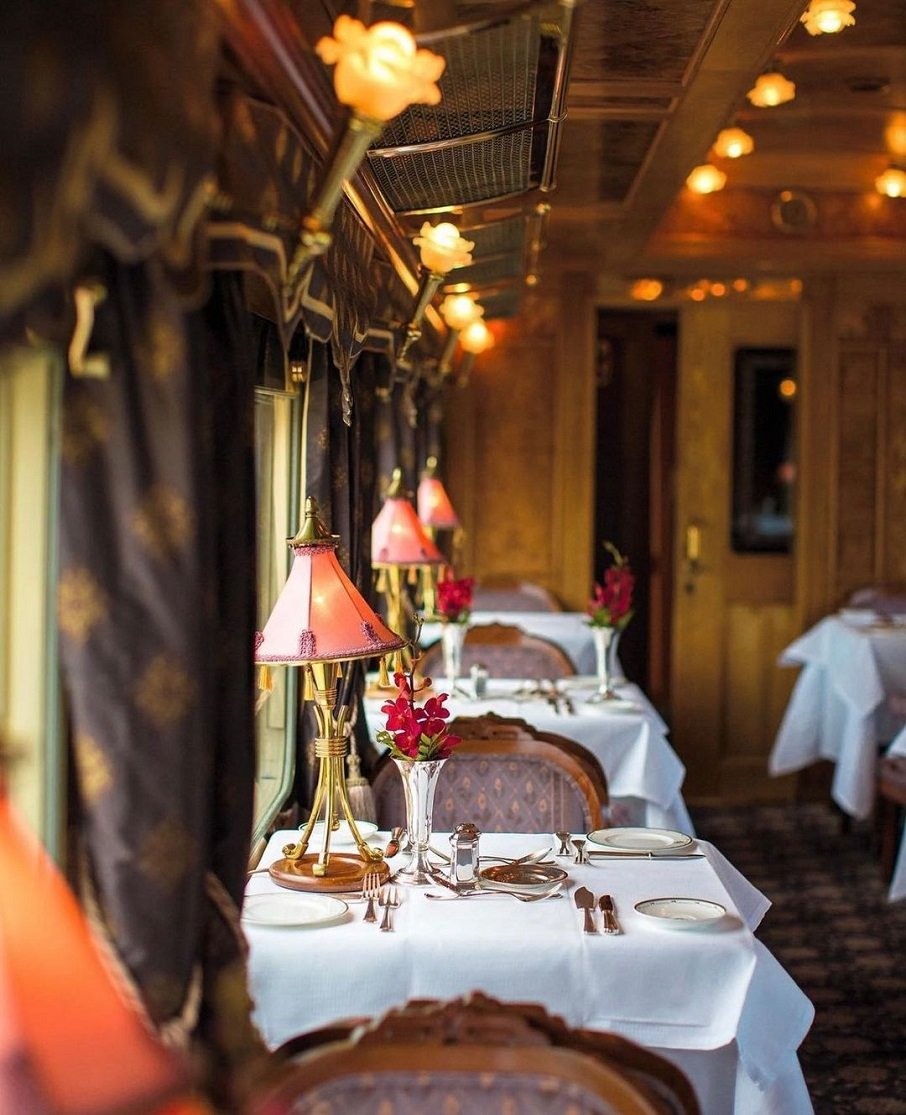 Restaurante do trem de luxo The Eastern & Oriental Express, da Belmond, que faz itinerário no Sudeste Asiático