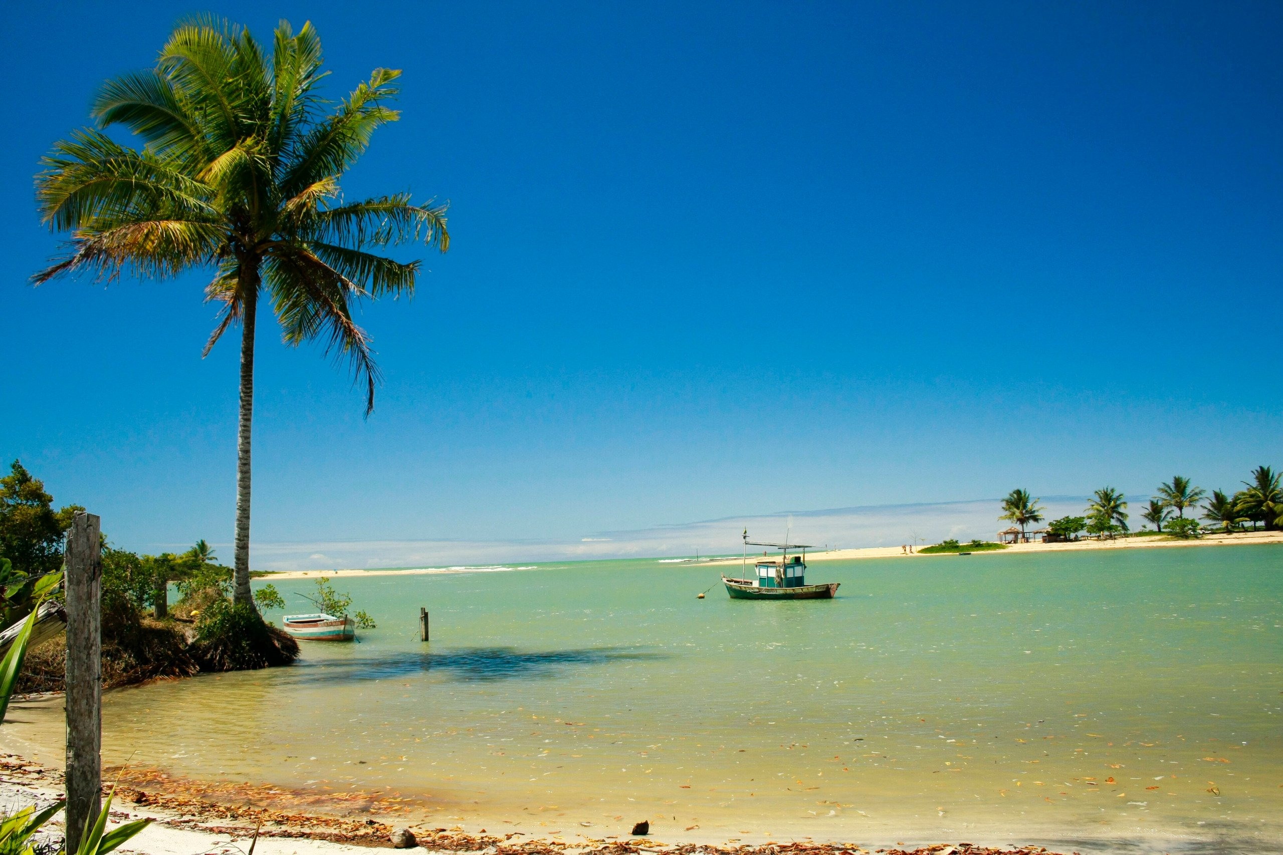 O Rio Caraíva divide a praia ao meio. Foto: Felipe Carneiro