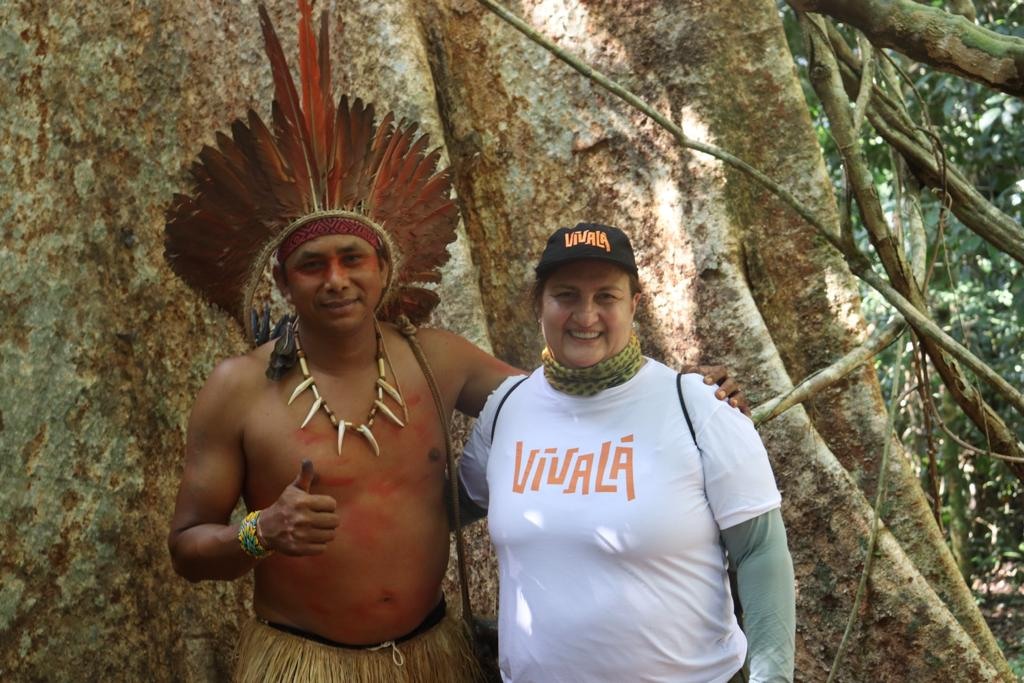 Hilda Guiaro experienciando o etnoturismo na aldeia indígena Shanenawa