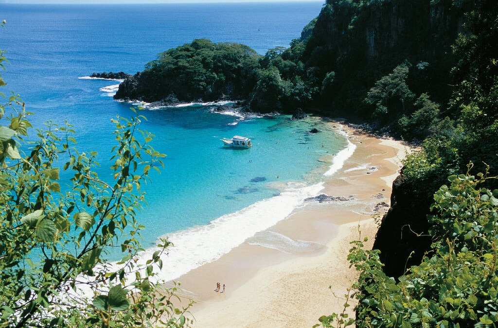 A Baía do Sancho é uma das principais praias de Fernando de Noronha