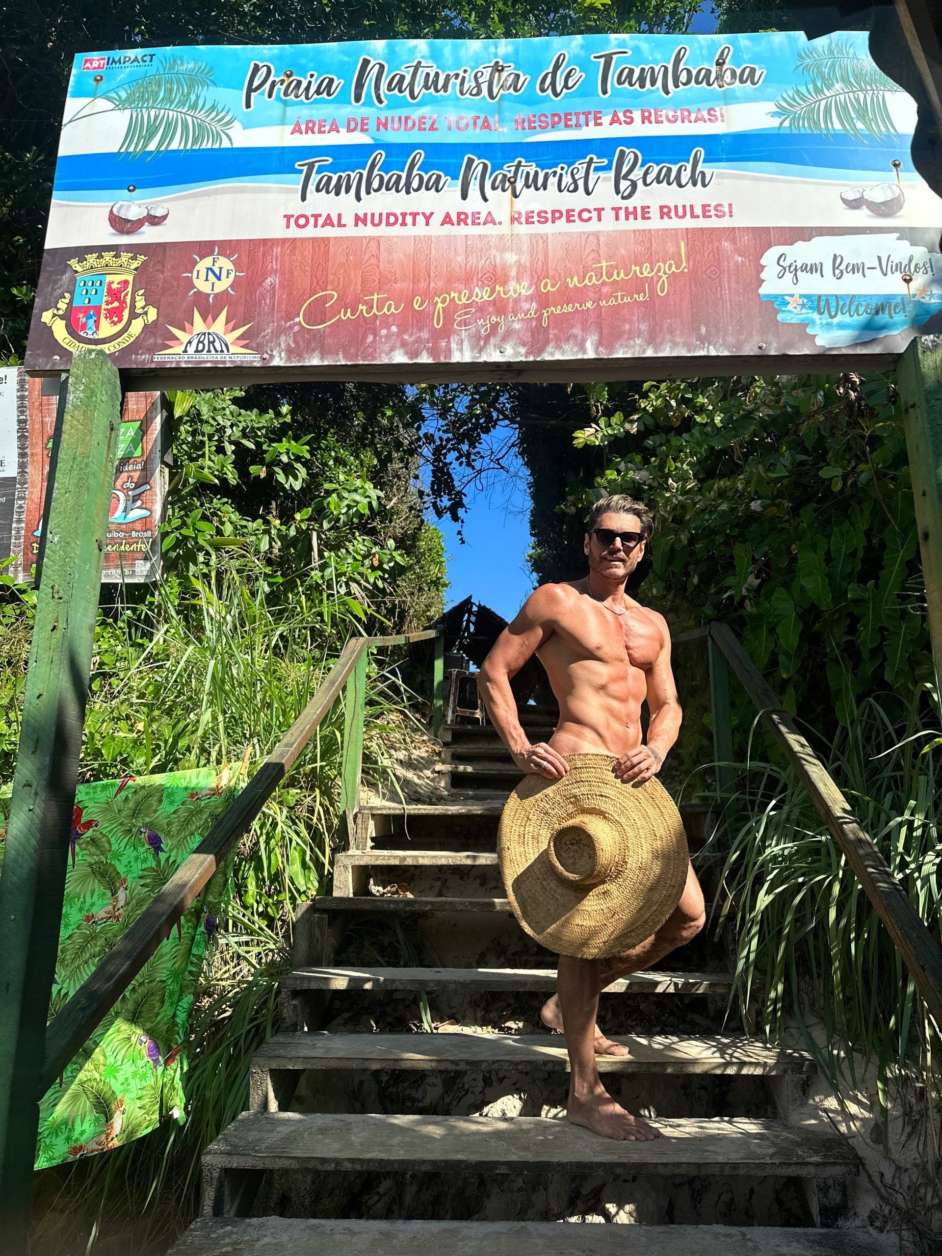 Franklin David tira a roupa na praia nudista de Tambaba, na Paraíba. Foto: Vitor Vianna