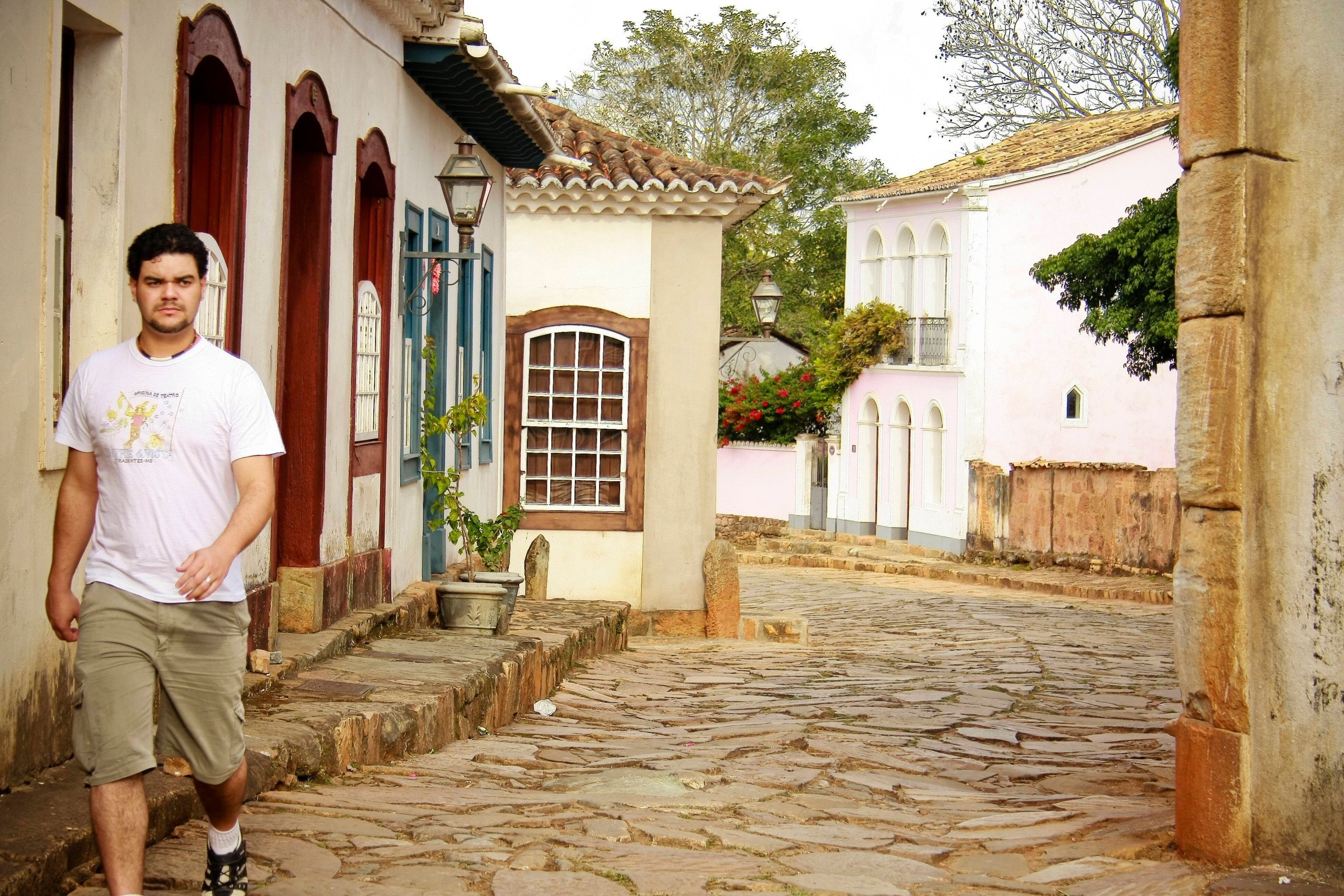 Vielas estreitas em calçamento em pedra, algo típico do período colonial. Foto: Felipe Carneiro