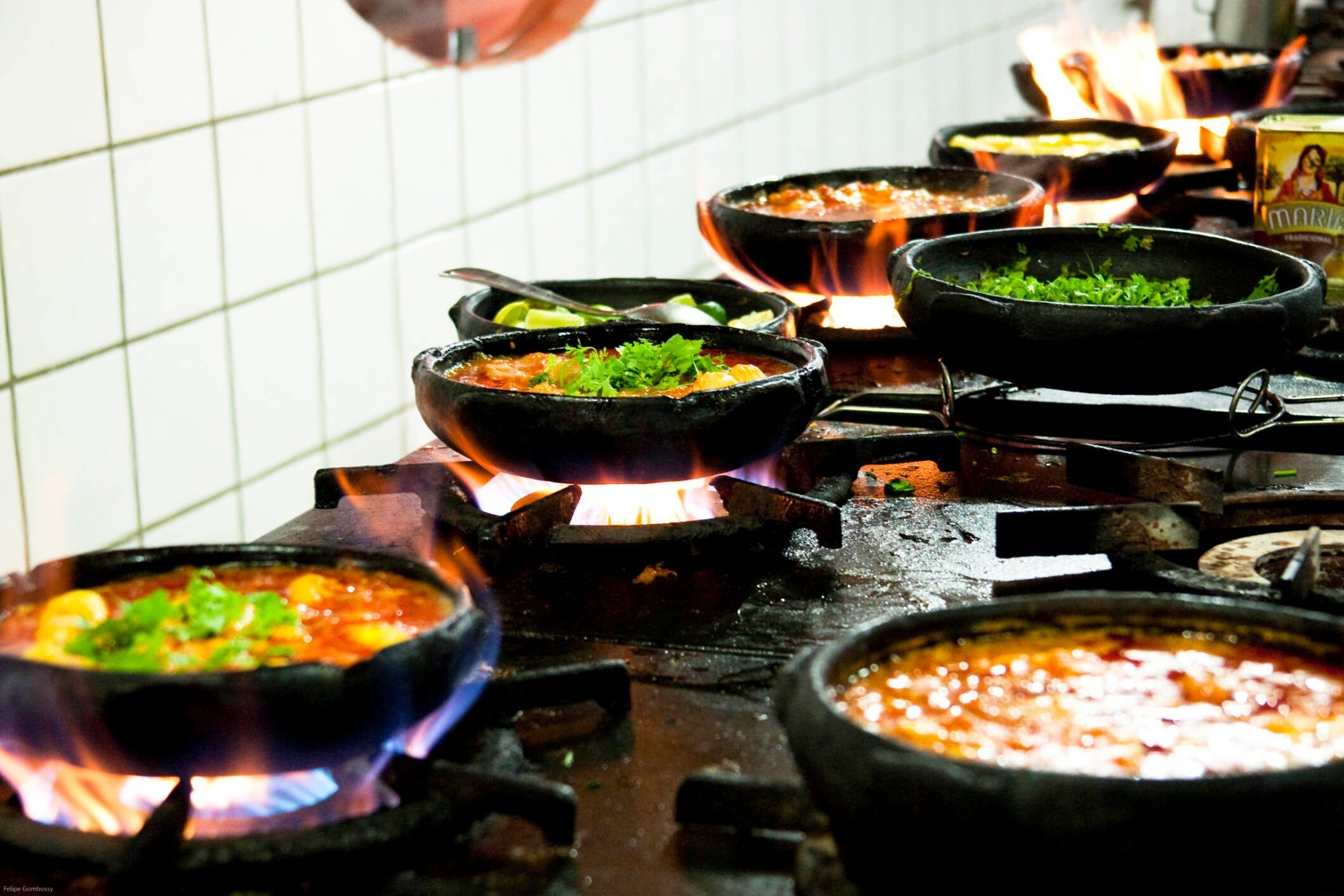 Moqueca capixaba sendo preparada em um restaurante de Vitória