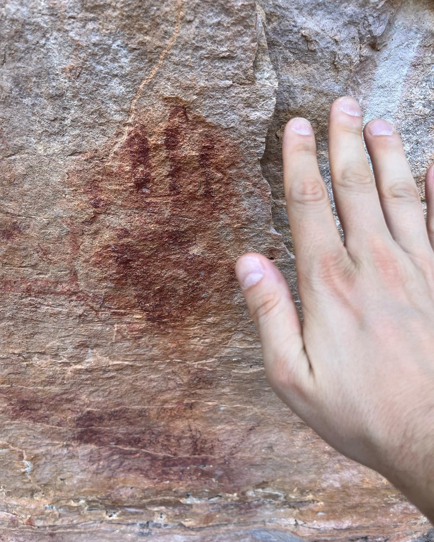 Fabio Porchat faz imagens das pinturas rupestres na Serra da Capivara, no Piauí. Foto: Reprodução/Instagram 25.08.2023