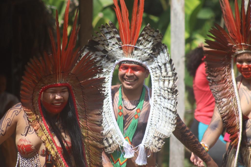 Hilda Guiaro experienciando o etnoturismo na aldeia indígena Shanenawa