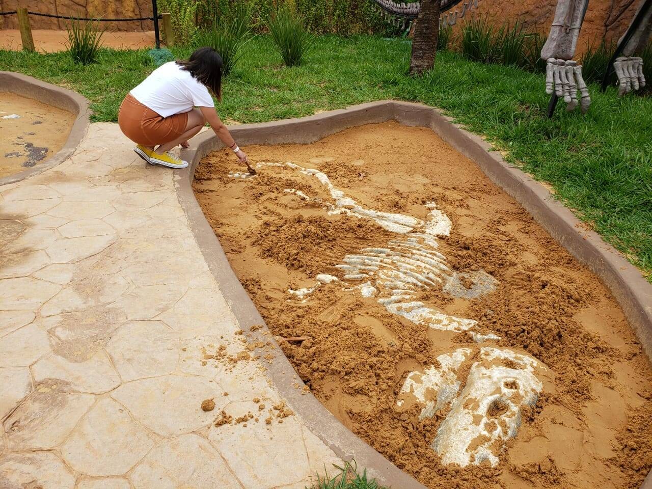 Uma caixa de areia oferece atividade interativa no parque