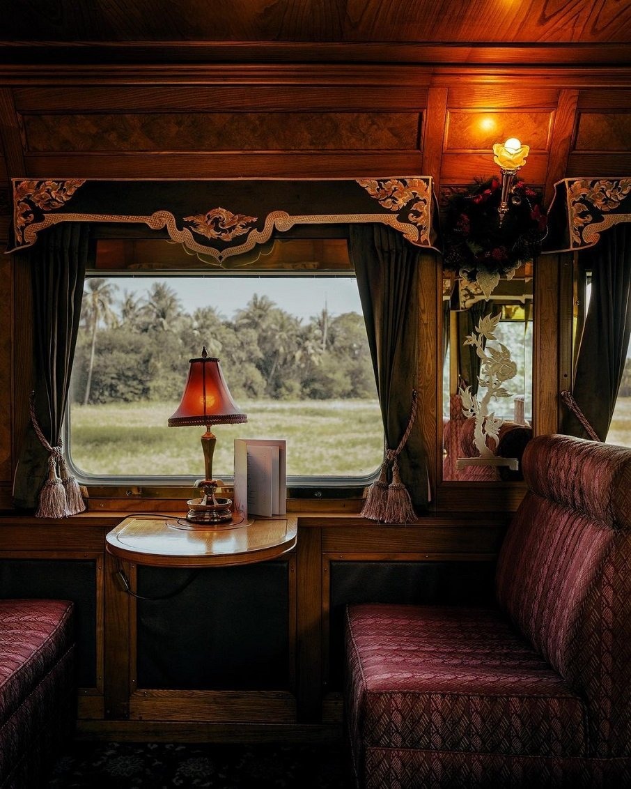 Interior do trem de luxo The Eastern & Oriental Express, da Belmond, que faz itinerário no Sudeste Asiático