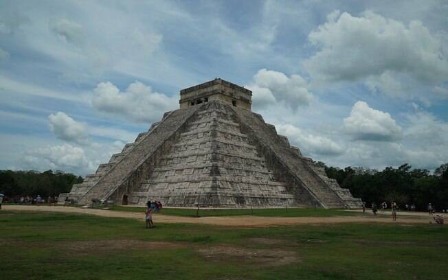 Pirâmide Maia localizada no sitío arqueológico em Chichen Itza.