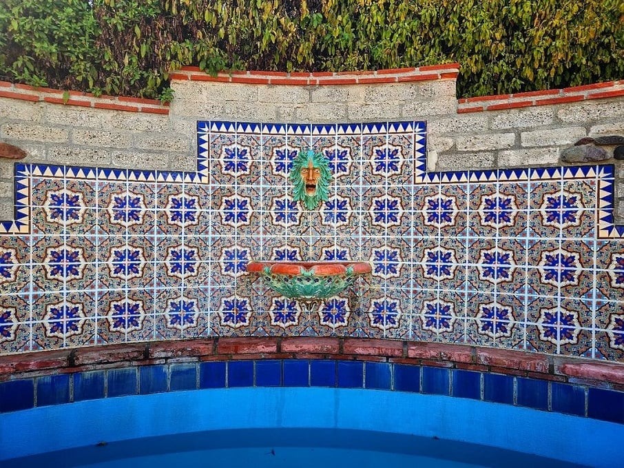 Azulejos da Malibu Ceramics exibidos na Adamson House, museu em Malibu, na Califórnia (EUA). Foto: Reprodução/Instagram 21.07.2023