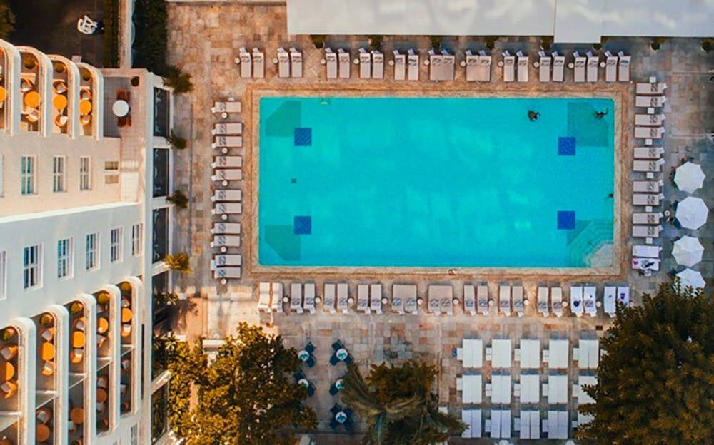 O hotel Copacabana Palace tem quase 100 anos e é um marco da praia de mesmo nome