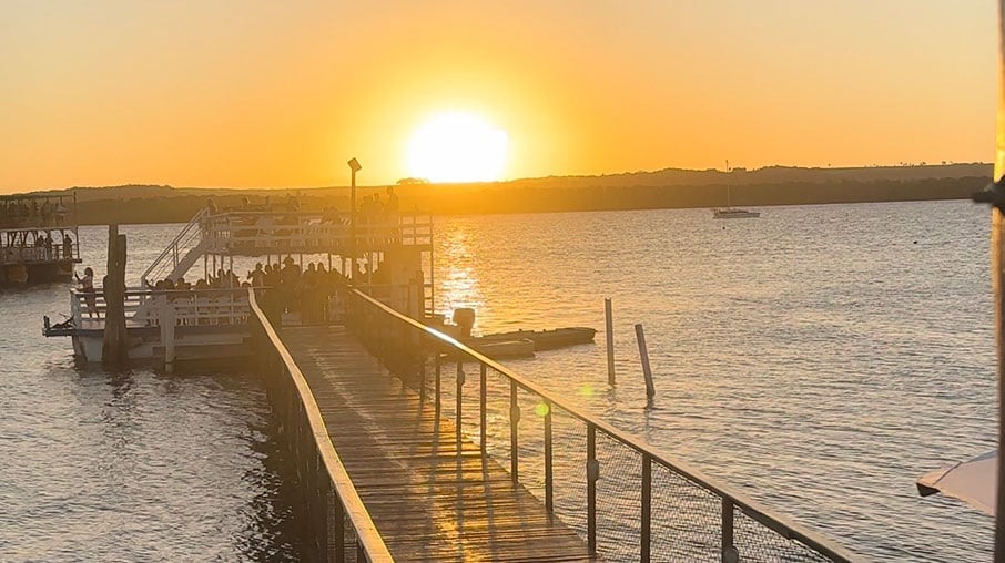 O aventureiro Vitor Vianna flagra o pôr do sol em João Pessoa, na Paraíba