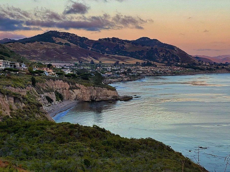 Vista da praia Pirate’s Cove, em Malibu, na Califórnia (EUA). Foto: Reprodução/Instagram 21.07.2023