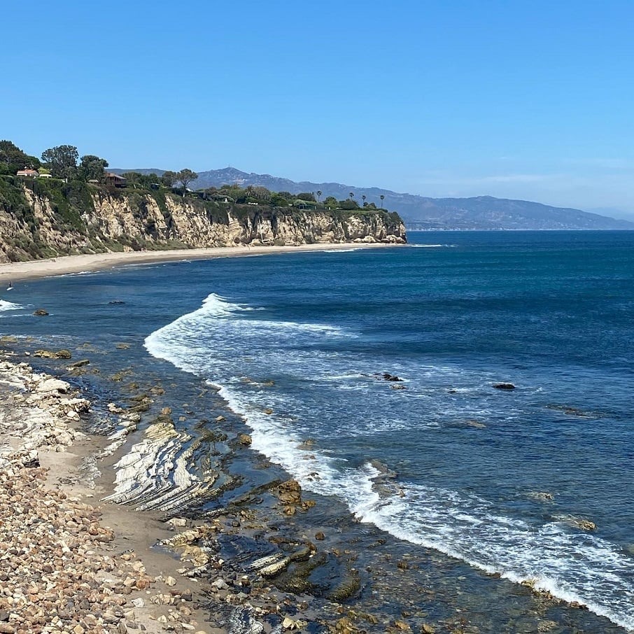 Vista para do Point Dume para o Oceano Pacífico, em Malibu, na Califórnia (EUA). Foto: Reprodução/Instagram 21.07.2023