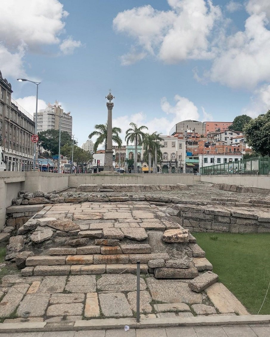 O Cais do Valongo, o maior porto receptor de escravos do mundo, localizado no Rio de Janeiro