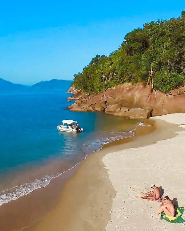 A ilha reúne belíssimas vistas, areia fofa e um mar bem verdinho. Foto: Instagram/@goabilio